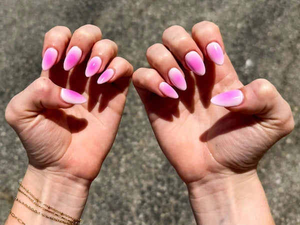 Pink en witte gradient aura nagellak op lange amandelvormige nagels met dipping powder handleiding