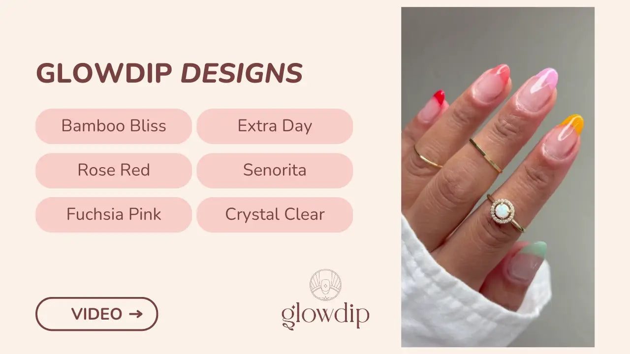 Een hand met een delicate gouden ring met een ovale opaal en een eenvoudige gouden band tegen zachte nagellak kleuren