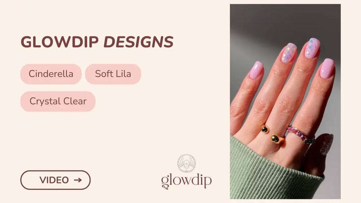 Een hand met nagels gelakt in zacht lavendel met subtiele glitteraccenten en heldere tips in cinderella soft lila crystal clear stijl