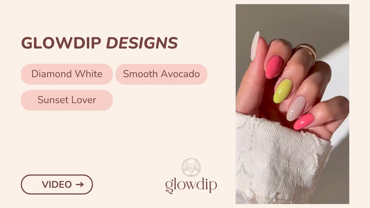Een hand met lange, kleurrijke amandelvormige nagels in neonroze, limoengroen en zacht beige voor tropisch paradijs