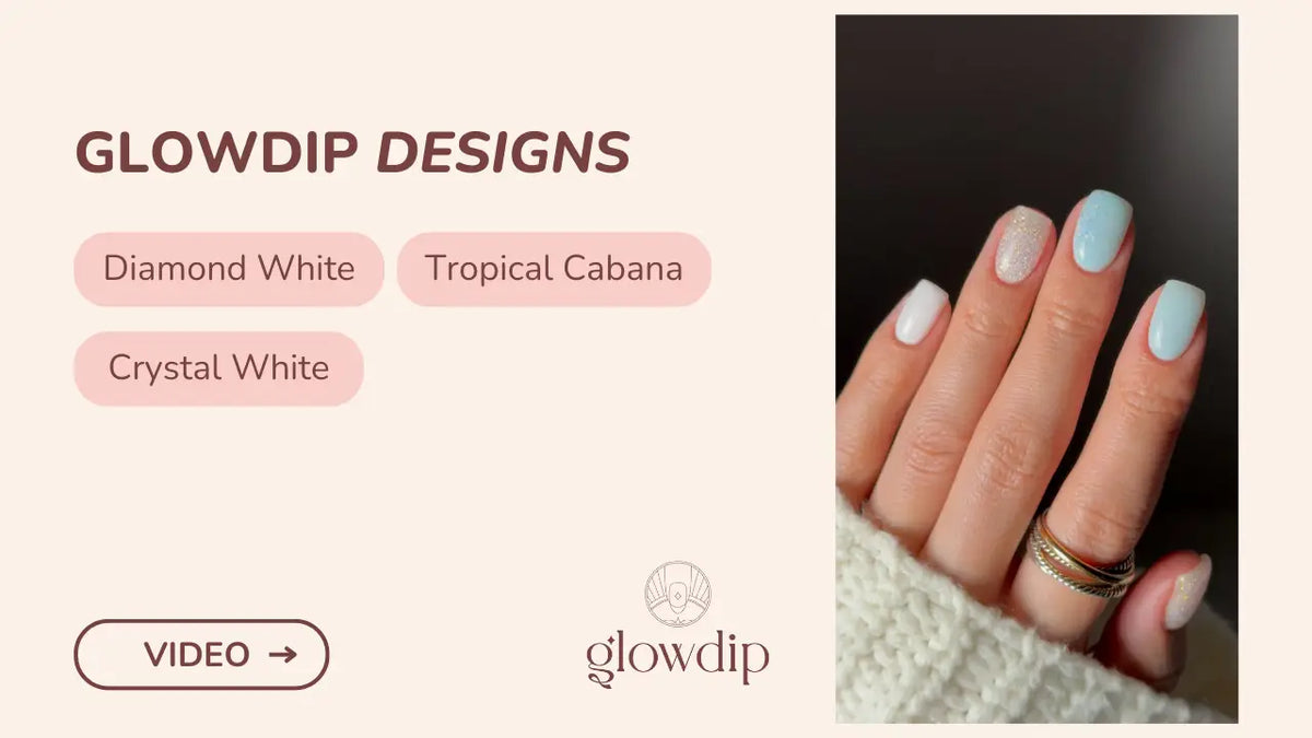 Een hand met elegant vierkante nagels in zacht lichtblauw en witte glinsterende nagellak diamond white tropical cabana crystal white