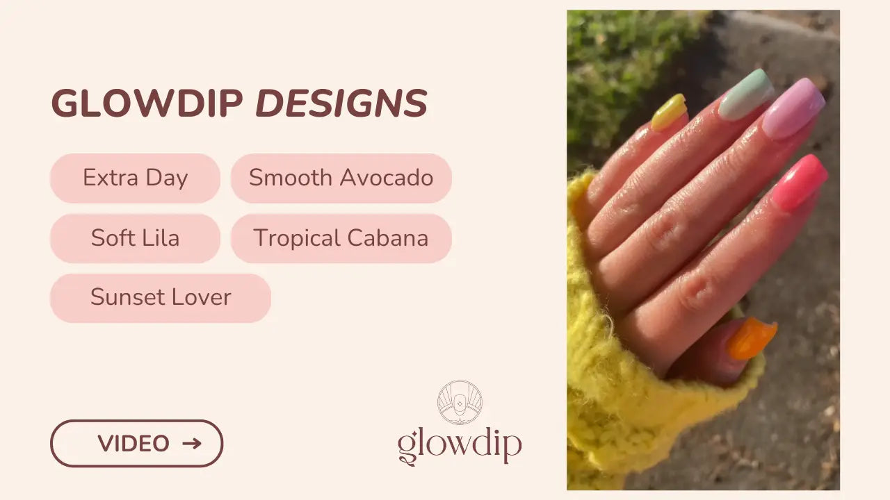Een hand met lange pastelkleurige acryl nagels in pastelroze mintgroen en felgeel gestyled door glowdip designs