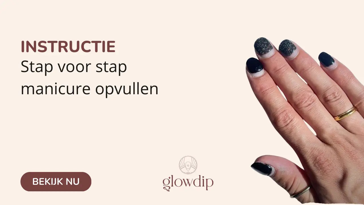Hand met donkerblauwe en glinsterende zwarte nagellak en gouden ring voor manicure opvullen