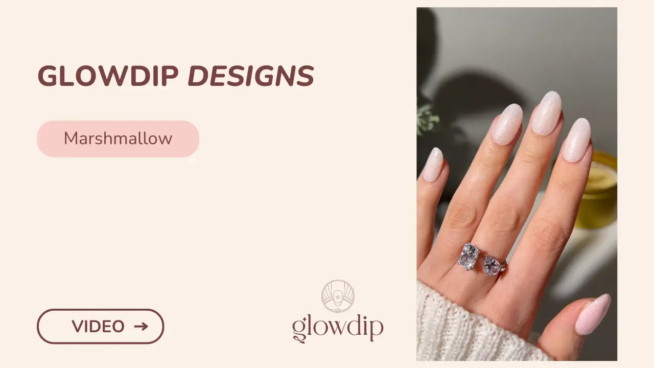 Een delicate zilveren ring met twee fonkelende geslepen edelstenen in een strak modern design
