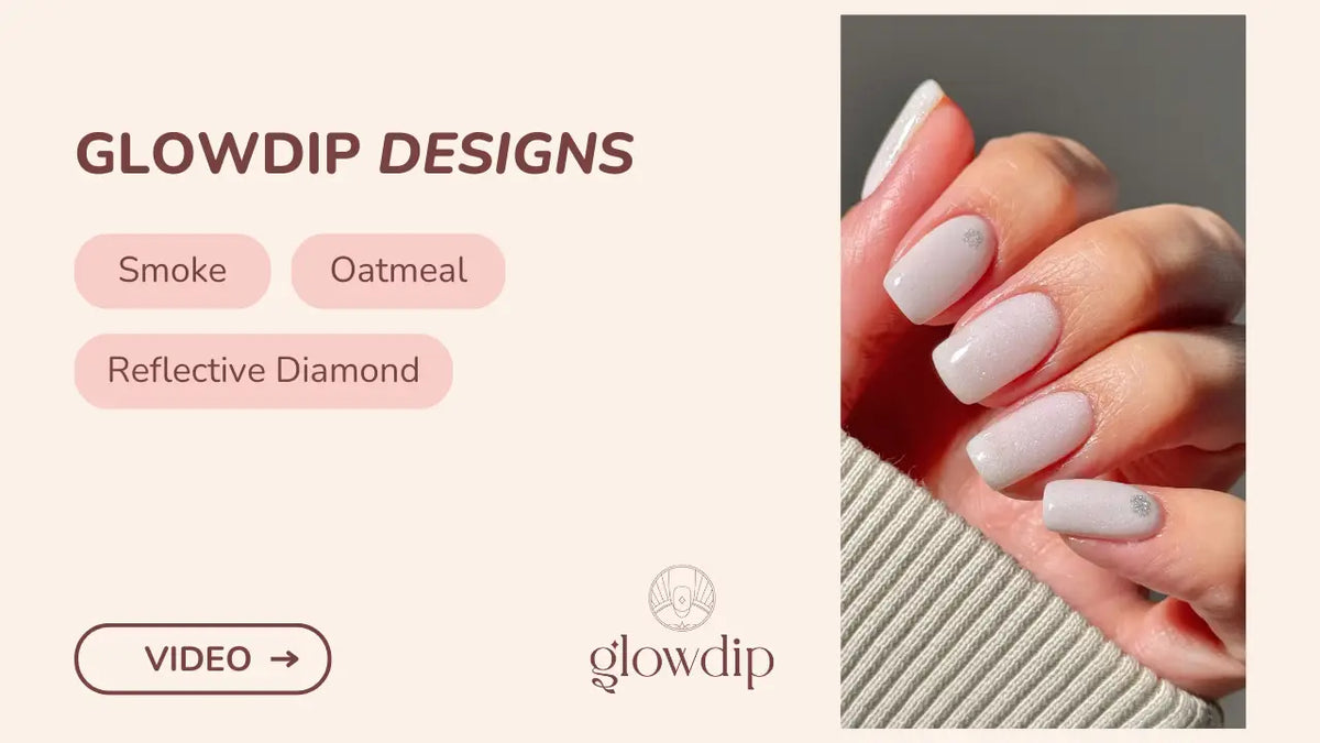 Oatmealkleurige nagels met een reflecterende diamantaccent op de ringvinger en een glanzende afwerking van glowdip designs