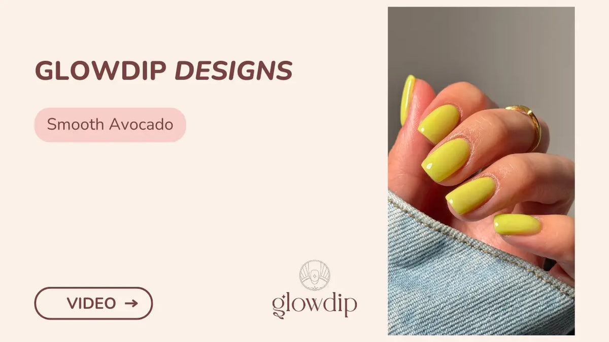 Een hand met netjes verzorgde nagels met een gladde, levendige avocado groene nagellak van glowdip designs.