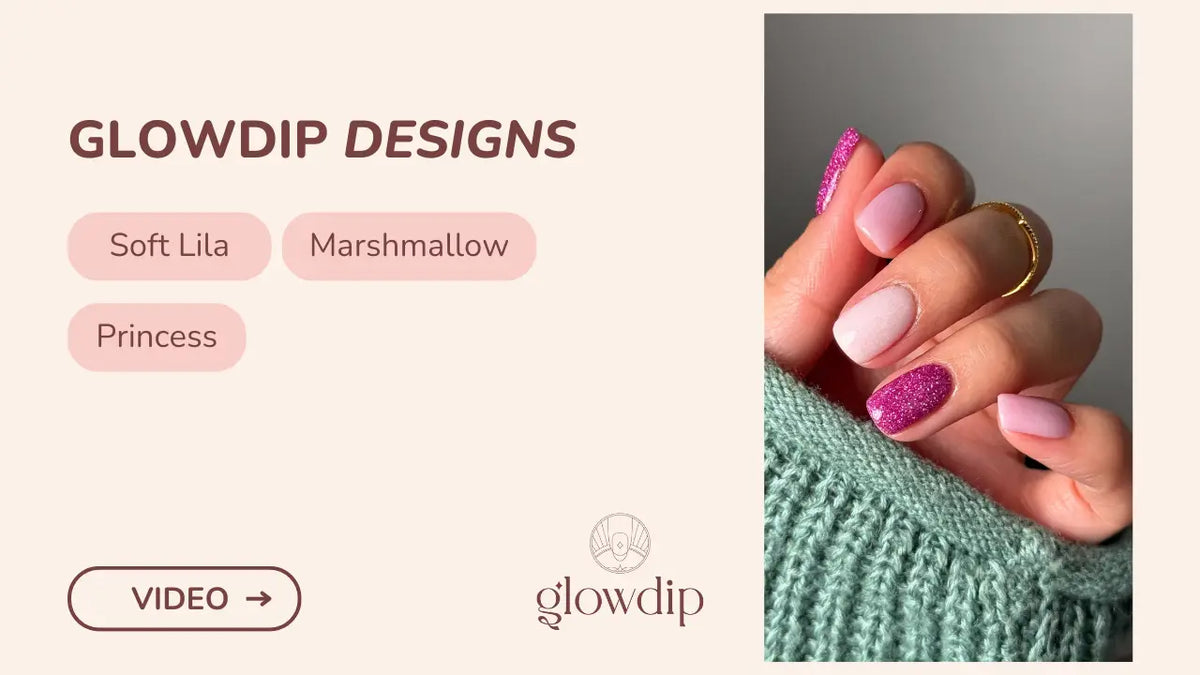 Een hand met lange amandelvormige nagels in een zachte lila en glitterende magenta gradient nagellak