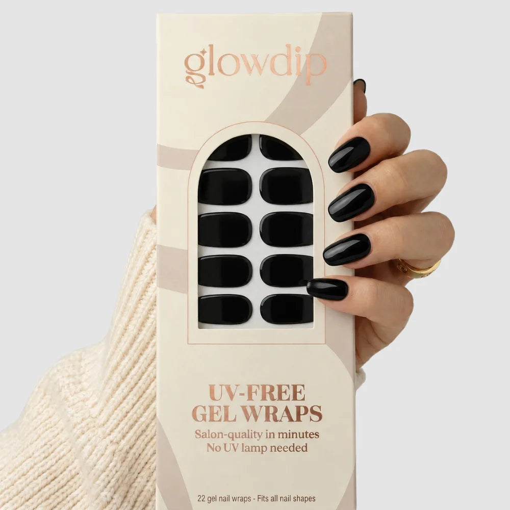 Zwarte glanzende uv-vrije gelnagelwraps in een beige en crèmekleurige doos van glowdip met de naam black satin uv-free gel wrap