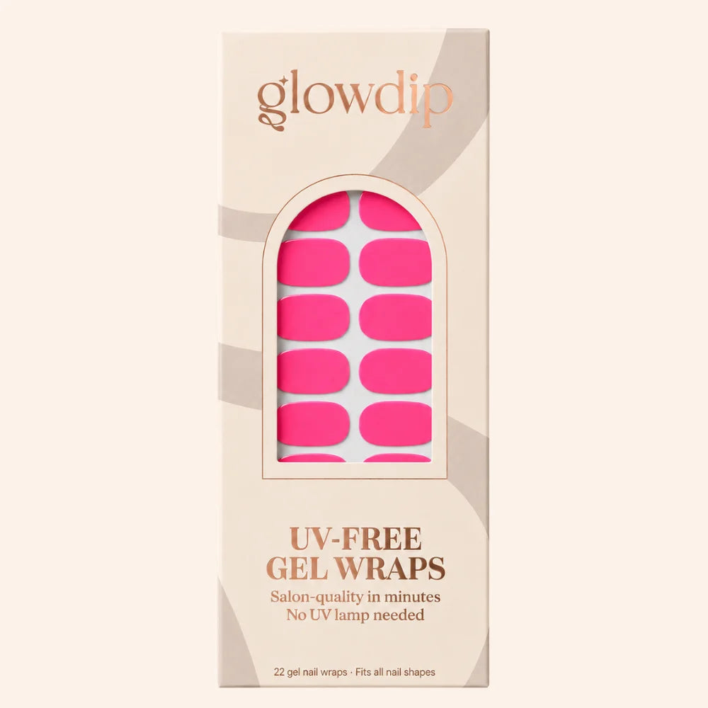 Heldere roze uv-vrije gel nagelwraps in een slanke beige verpakking met het merk glowdip bovenaan, product candy pink uv-free gel wrap
