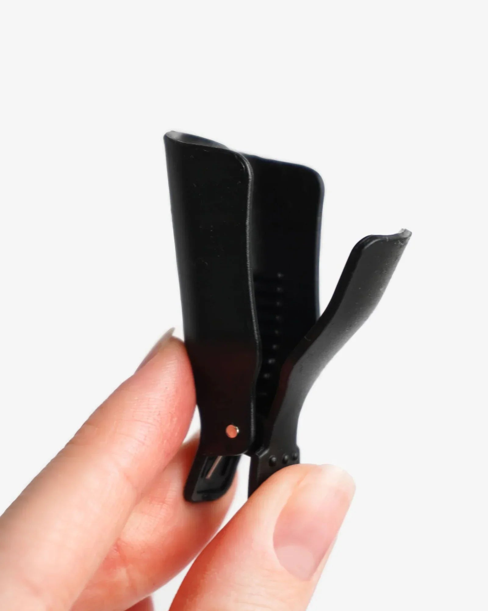 Zwart plastic verwijderklemmen in hand gehouden voor nagelverzorging set van 10 stuks