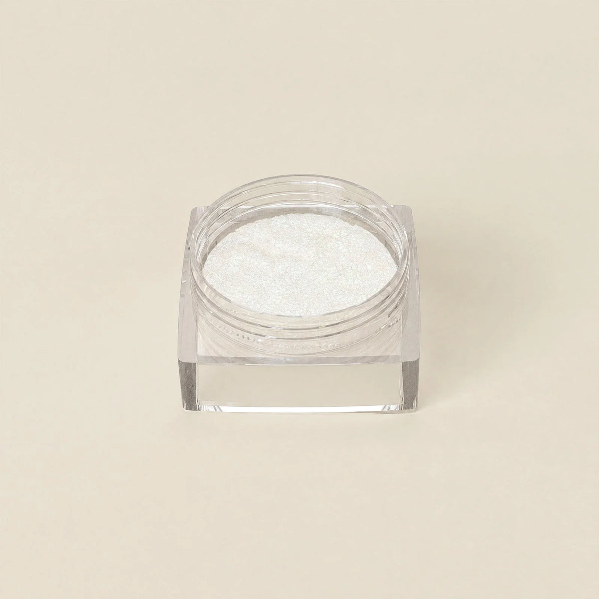 Een helder vierkant potje met shimmerend witte glitterpoeder emerald shift chrome powder