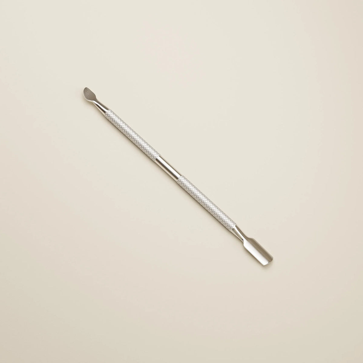 Nagelriemduwer zilverkleurig metalen nagelverzorgingstool met gestructureerde grip en dubbelzijdig ontwerp voor precisie