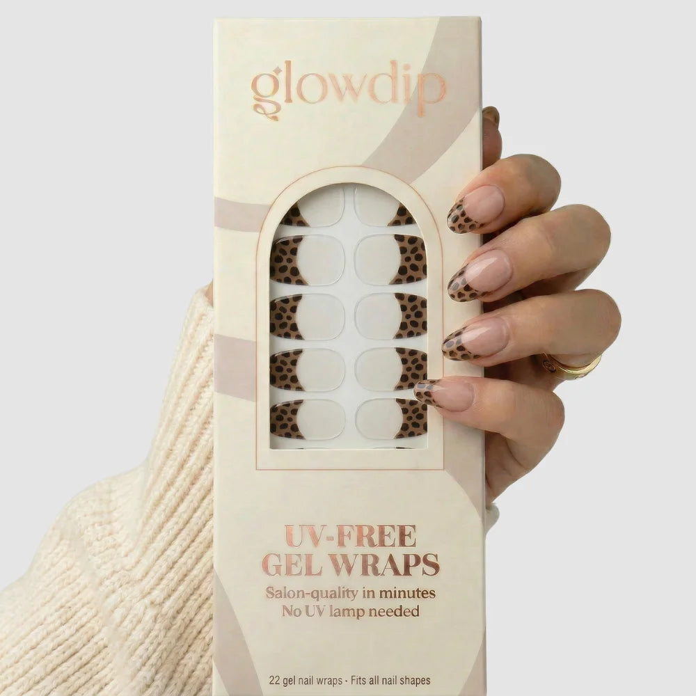 Een hand houdt een doos wild leopard uv-free gel wraps met luipaardprint designs