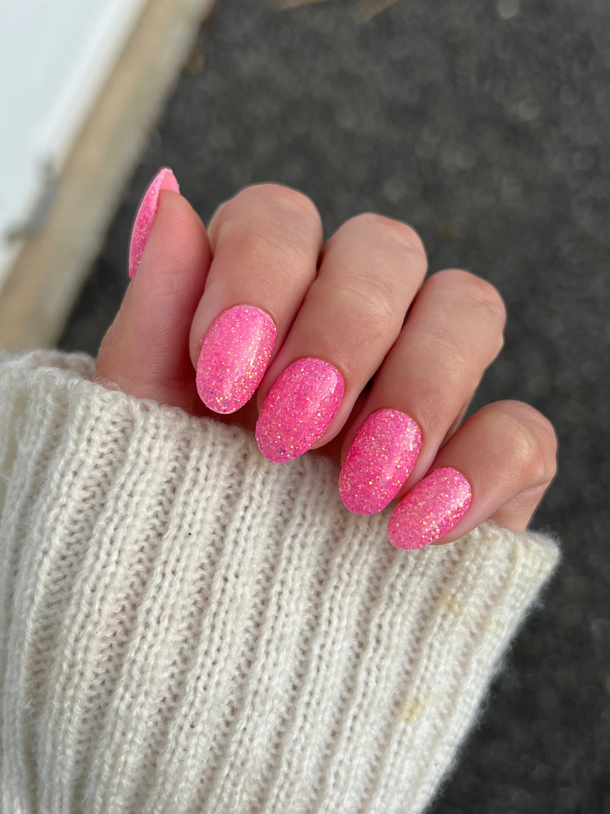 Helderroze glitterende birthday bling dipping powder op amandelvormige nagels