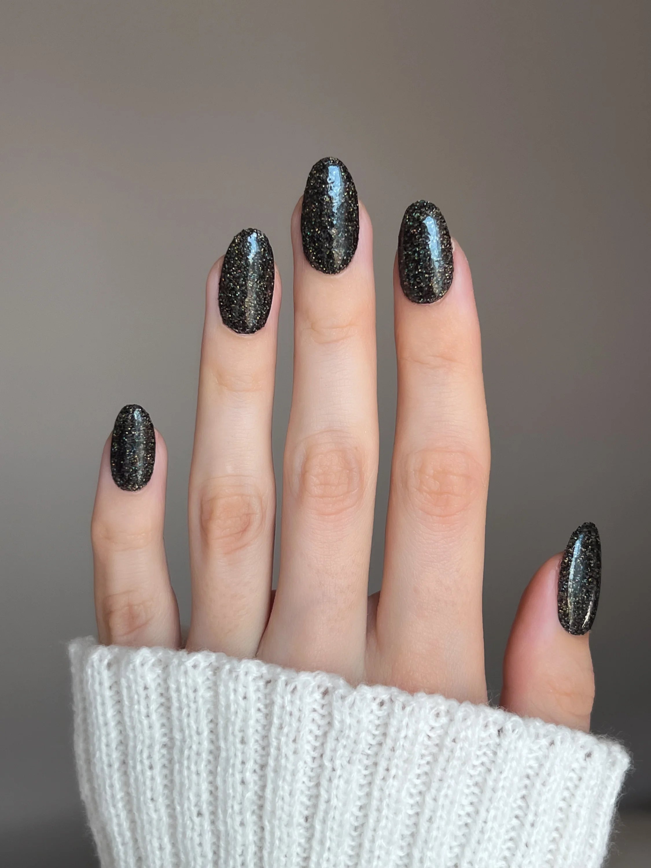 Glanzende zwarte glitter nagellak in black out dipping powder voor langdurige nagelstyling