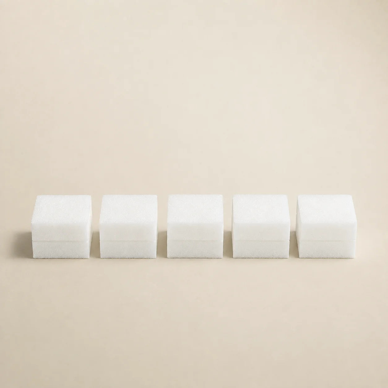 Vijf witte kubusvormige sponsbufferblokken in een rij voor schoonmaken en polijsten buffer blokken 5 stuks