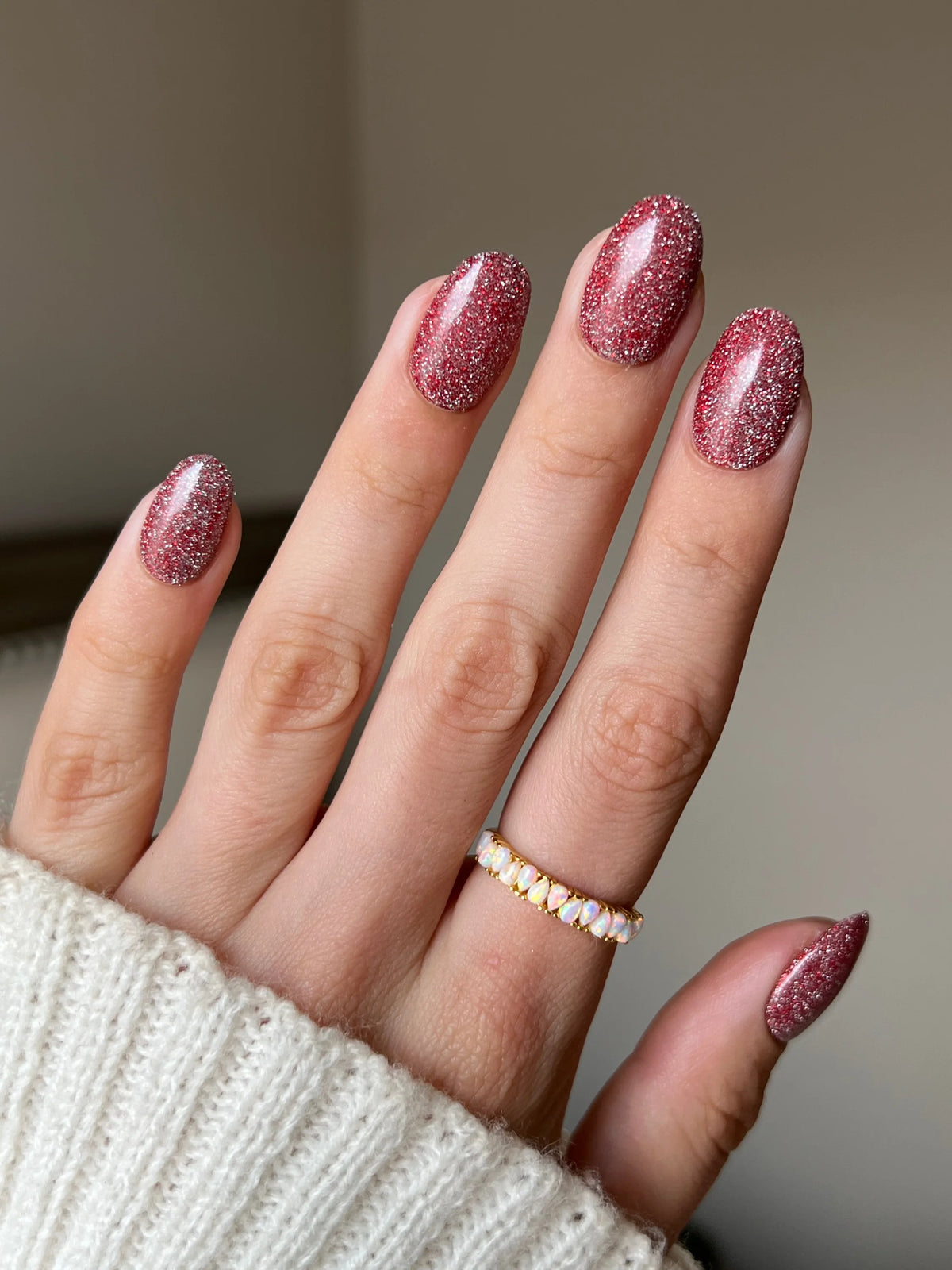 Een hand met nagels gelakt in shimmering rosegoud glitter limited edition 11 fire flash dipping powder