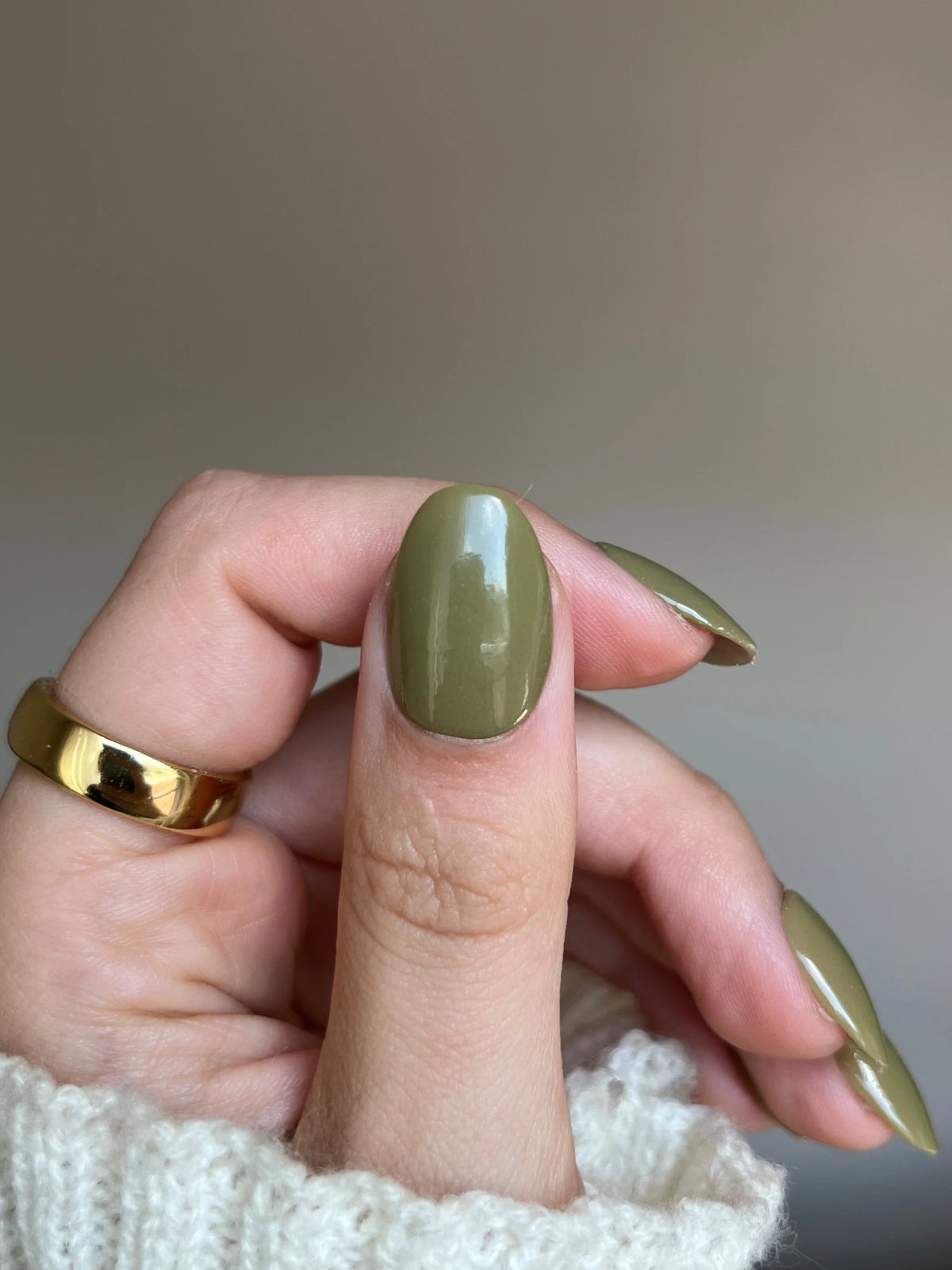 Olijfgroene glanzende nagellak op lange amandelvormige nagels met forest muse dipping powder