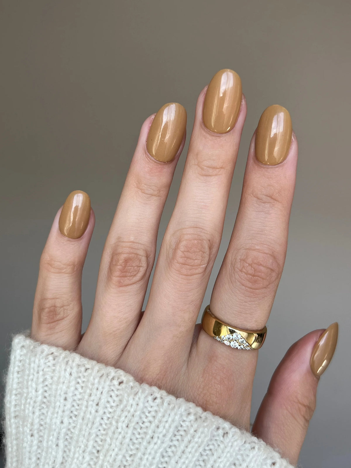 Caramelkleurige glossy nagellak met een gladde glanzende afwerking van golden drift dipping powder