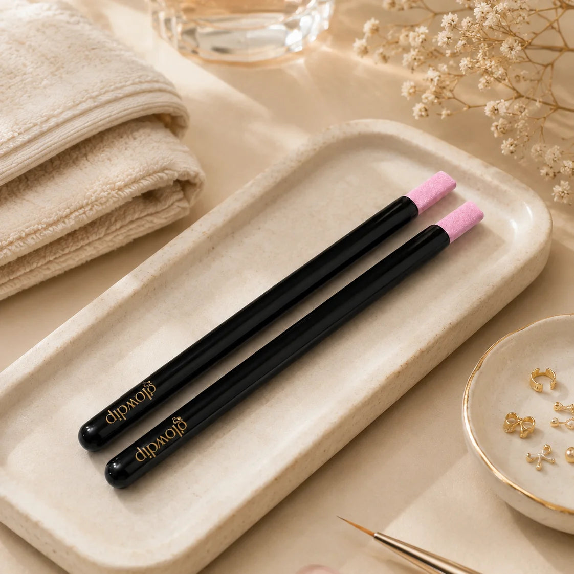 Precisie vijlpenset van 2 zwarte dipwoda nagelborstels met roze tips en gouden merkopdruk