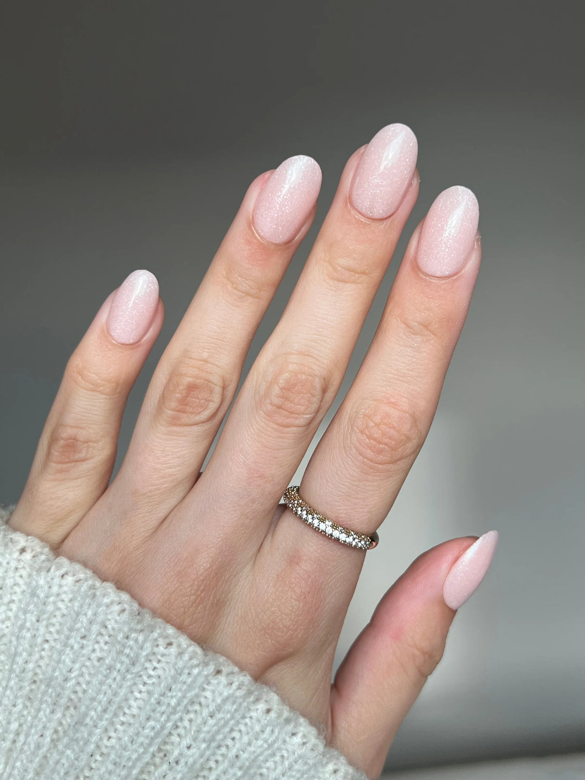 Een delicate roségouden ring met een rij fonkelende diamanten bij silk veil dipping powder