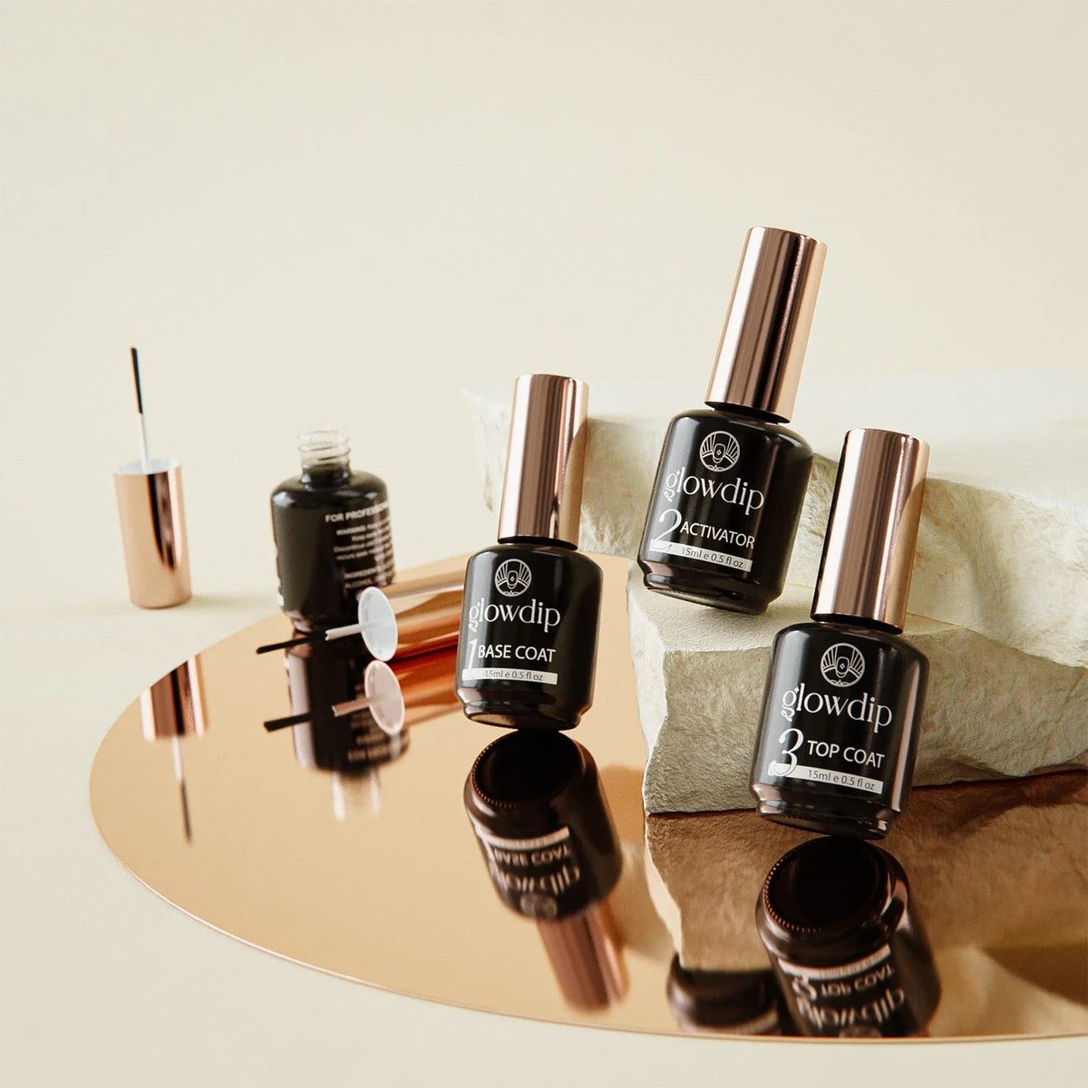 Welke vloeistoffen heb je nodig bij een voordeelset met dipping powder kleuren?