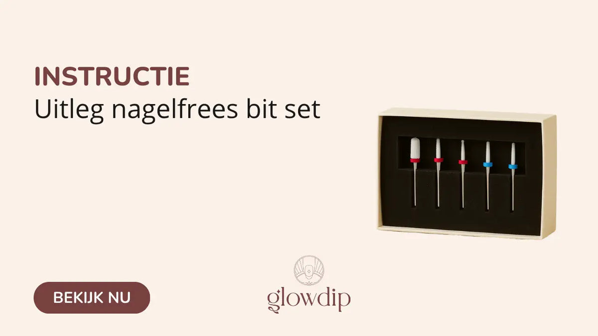 Nagelfrees bit set met vijf nagelfrees bits in zwarte en crèmekleurige doos met gekleurde top en metalen schacht