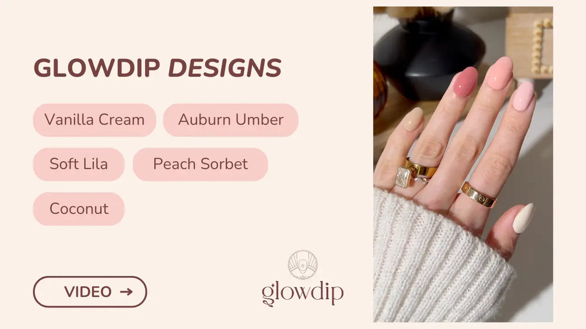 Een hand met elegant gelakte nagels in zachte pastelkleuren zoals vanilla cream, auburn umber, soft lila, coconut en peach sorbet