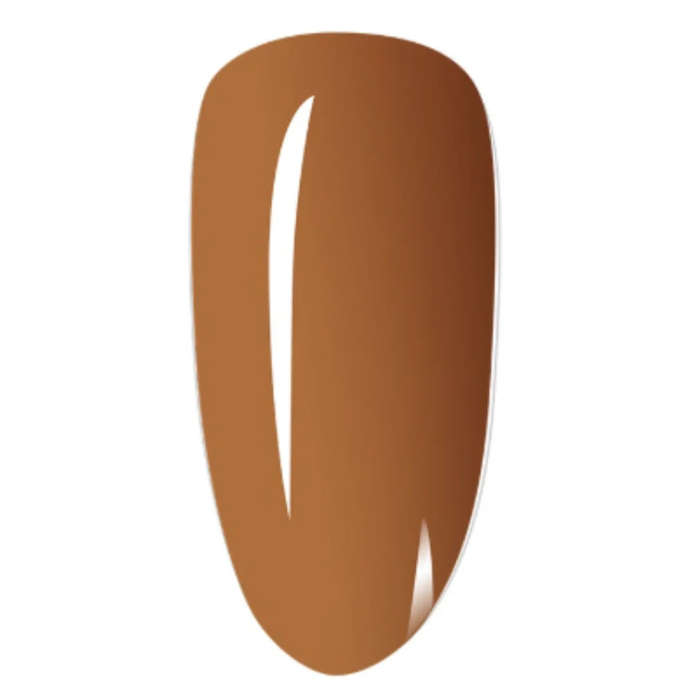 Een glanzende caramelkleurige amber clay dipping powder nagellak swatch met een gladde reflecterende afwerking
