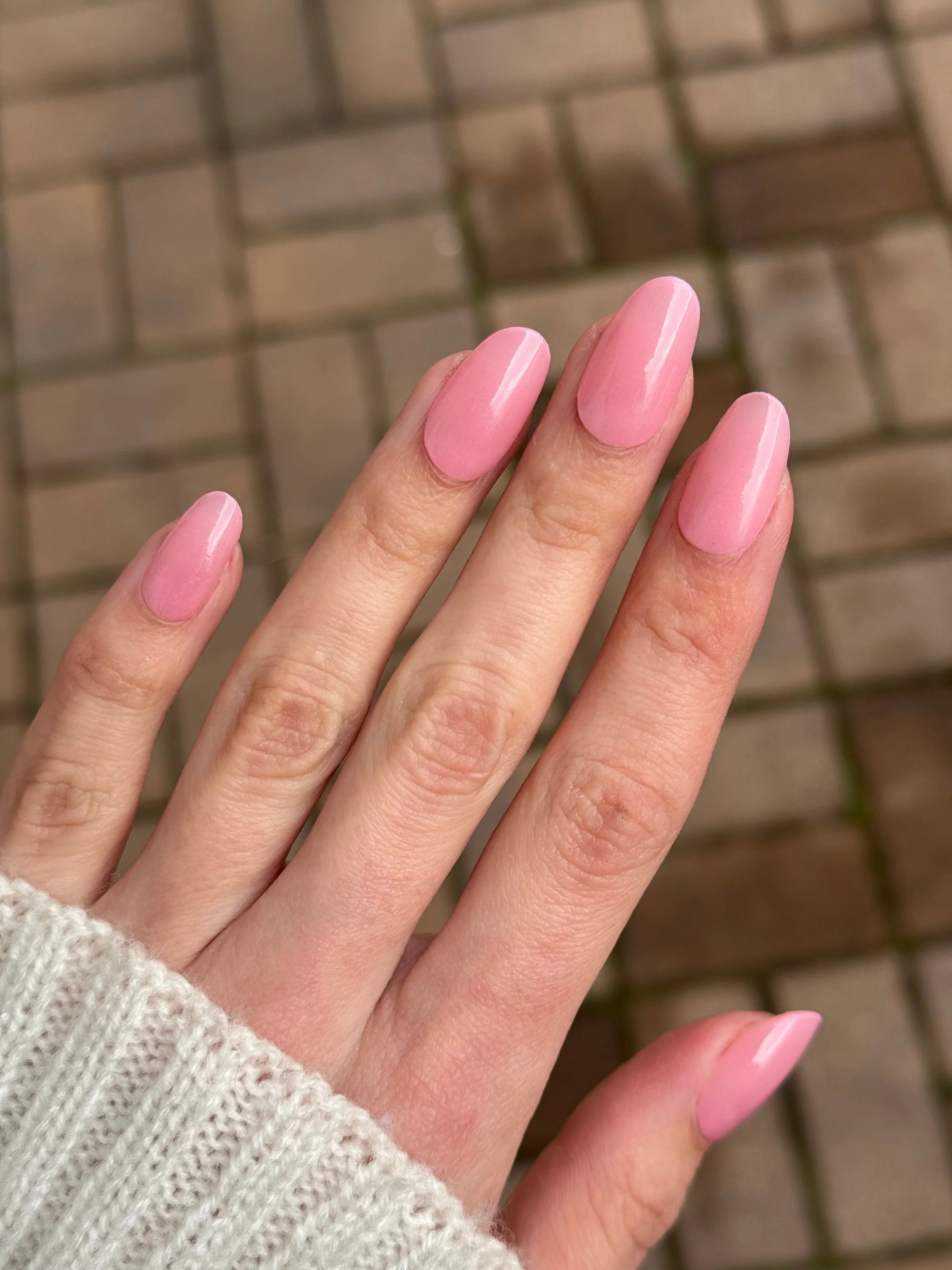 Roze glanzende nagellak op lange amandelvormige nagels met blush petal dipping powder product