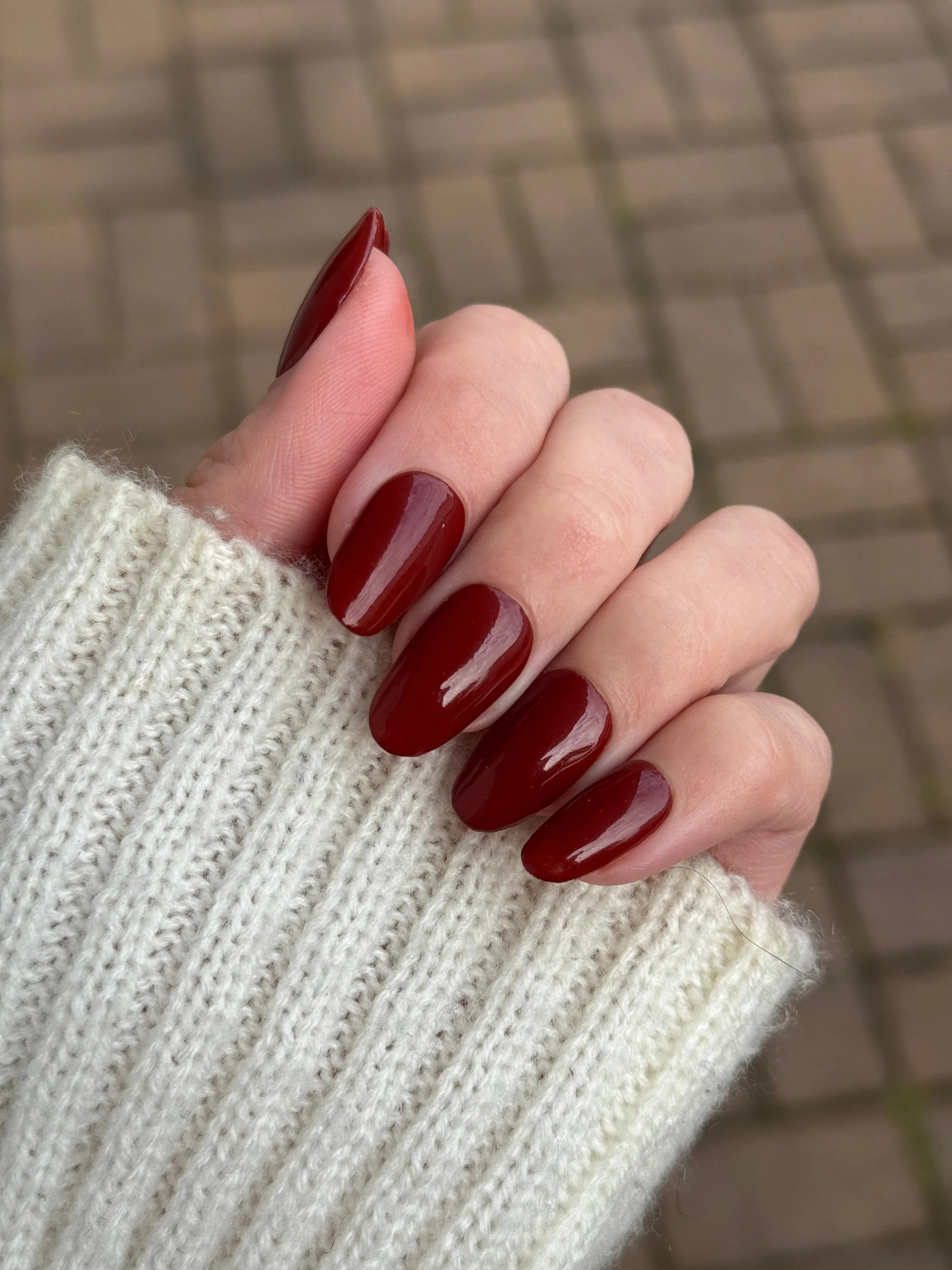 Bordeaux rode dipping powder op lange amandelvormige nagels met diepe glanzende nagellak
