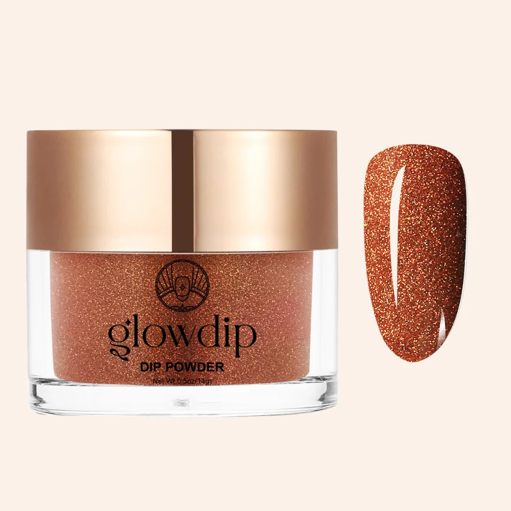 Een helder glazen potje met copper sparkle dipping powder van glow dip in glinsterend koperkleurig glitter dippoeder met roségoudkleurige deksel