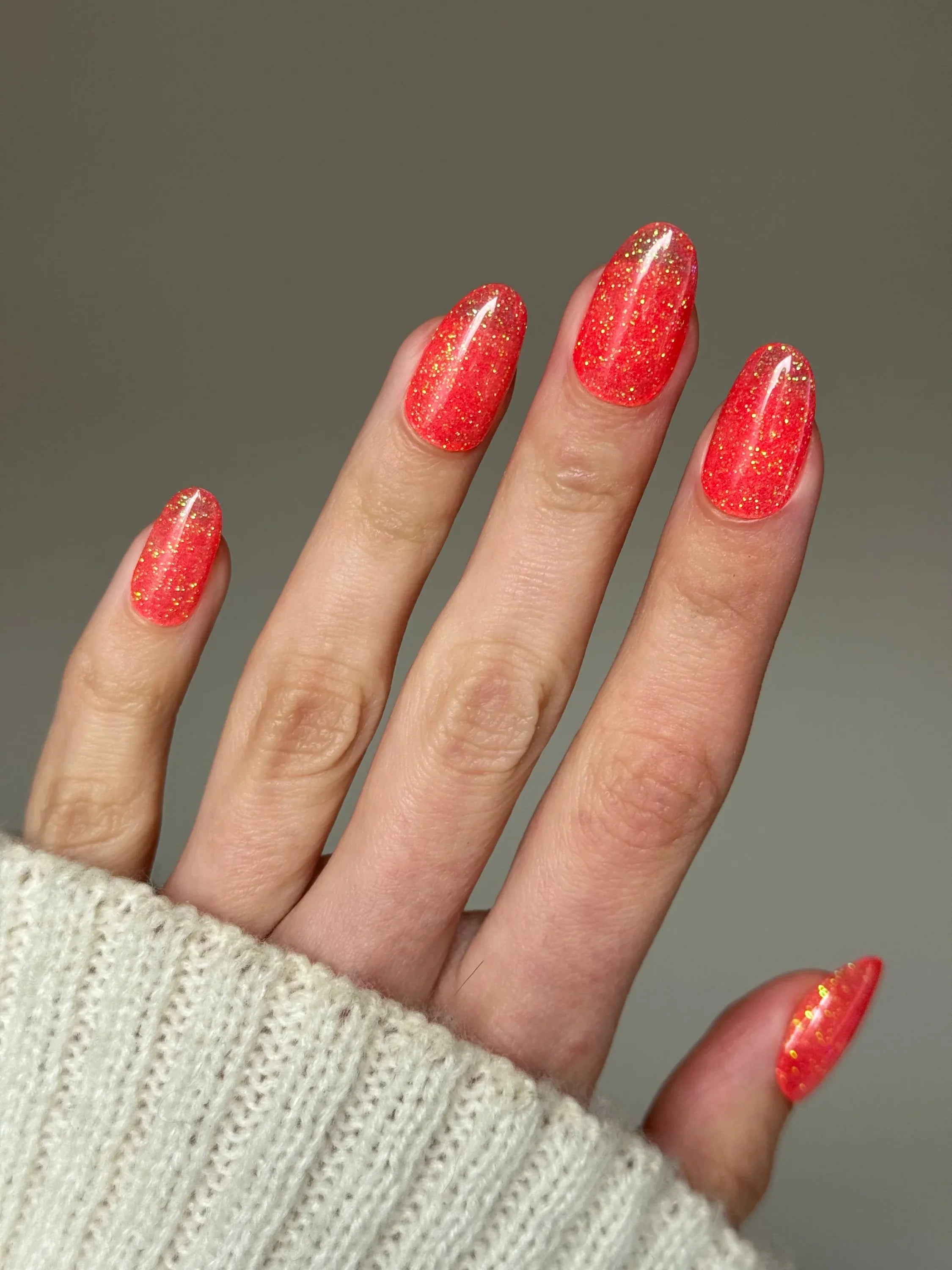 Vibrante rode glinsterende nagellak met een glanzende afwerking uit de zomer bundel collectie