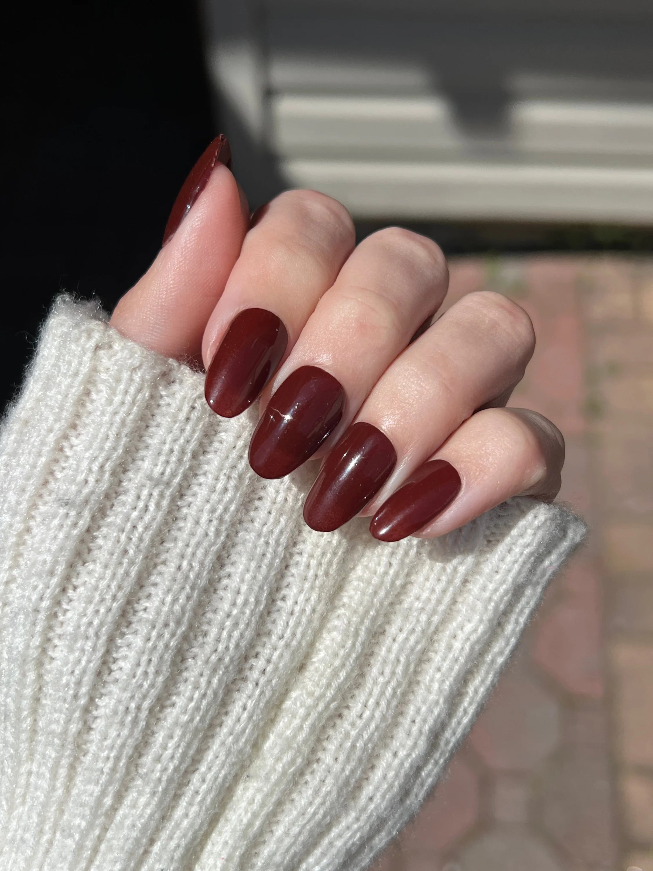Diepe bourgondische glanzende amandelvormige nagels met dark chocolate dipping powder coating