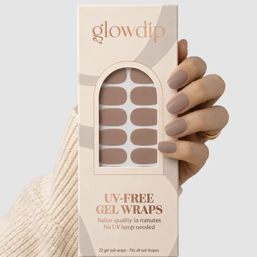 Een hand houdt een doos glowdip glossy nude uv-free gel wraps met beige en taupe ovale nagelwraps