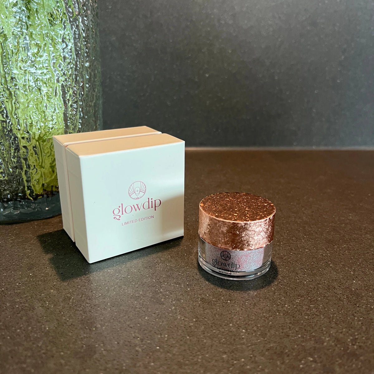 Een limited edition 11 fire flash glitter dip poeder in een roségouden pot met glazen basis en glowdip label