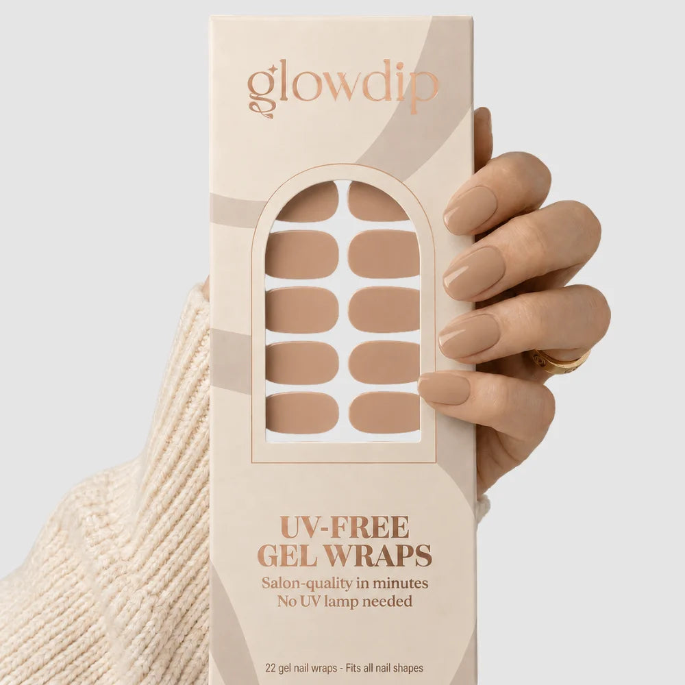 Een beige rechthoekige doos glowdip uv-vrije gel nagelsticks latte love met een venster en nude plakstrips zichtbaar