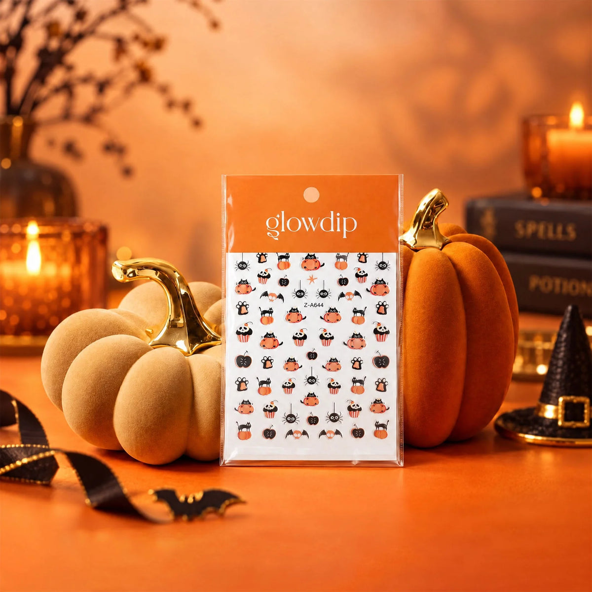 Halloween sticker van glowdip met zwarte en oranje pompoenen, vleermuizen, spinnen en cupcakes op witte achtergrond