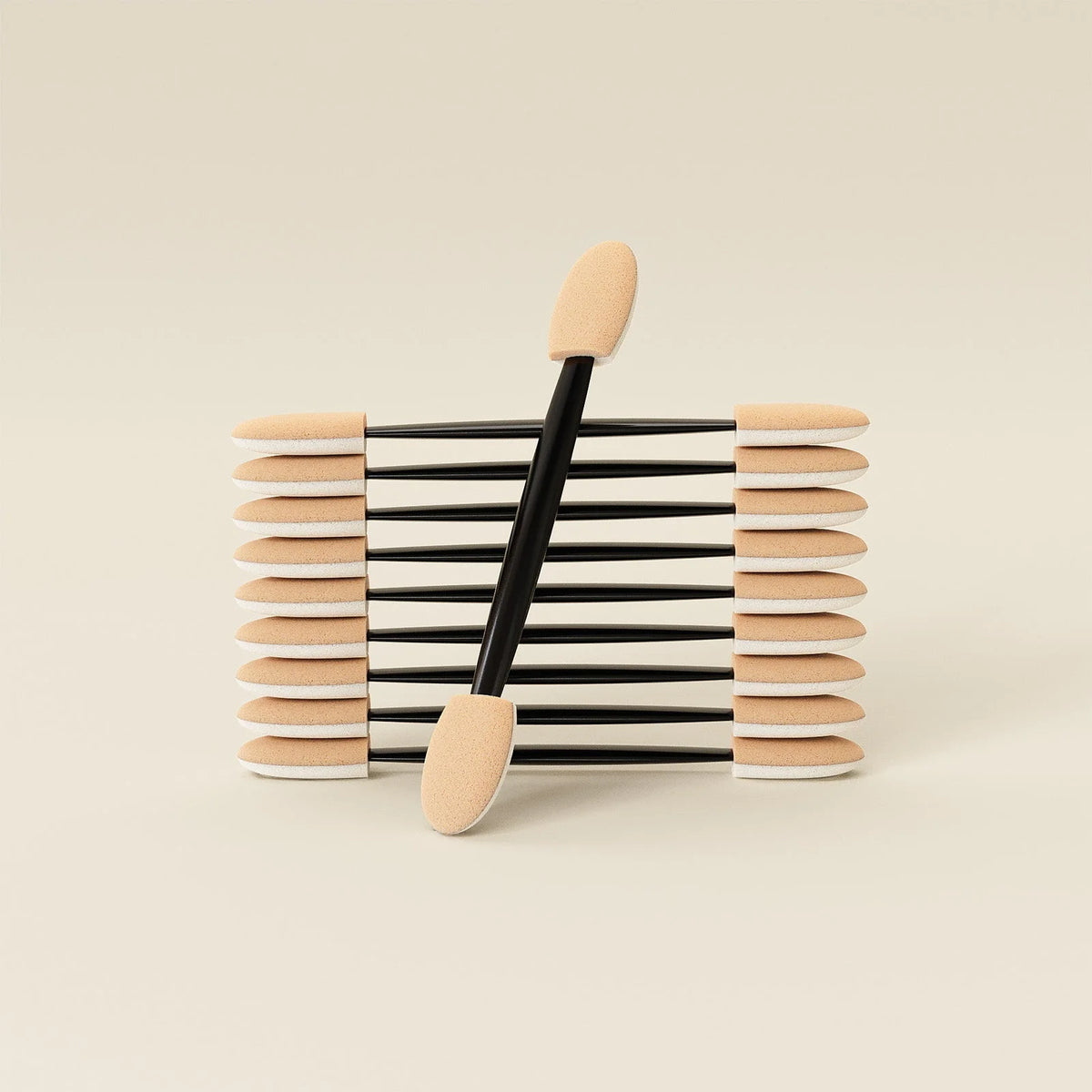 Een set chrome aanbrengkwast met zwarte handvatten en beige sponsapplicators voor oogmake-up gebruik