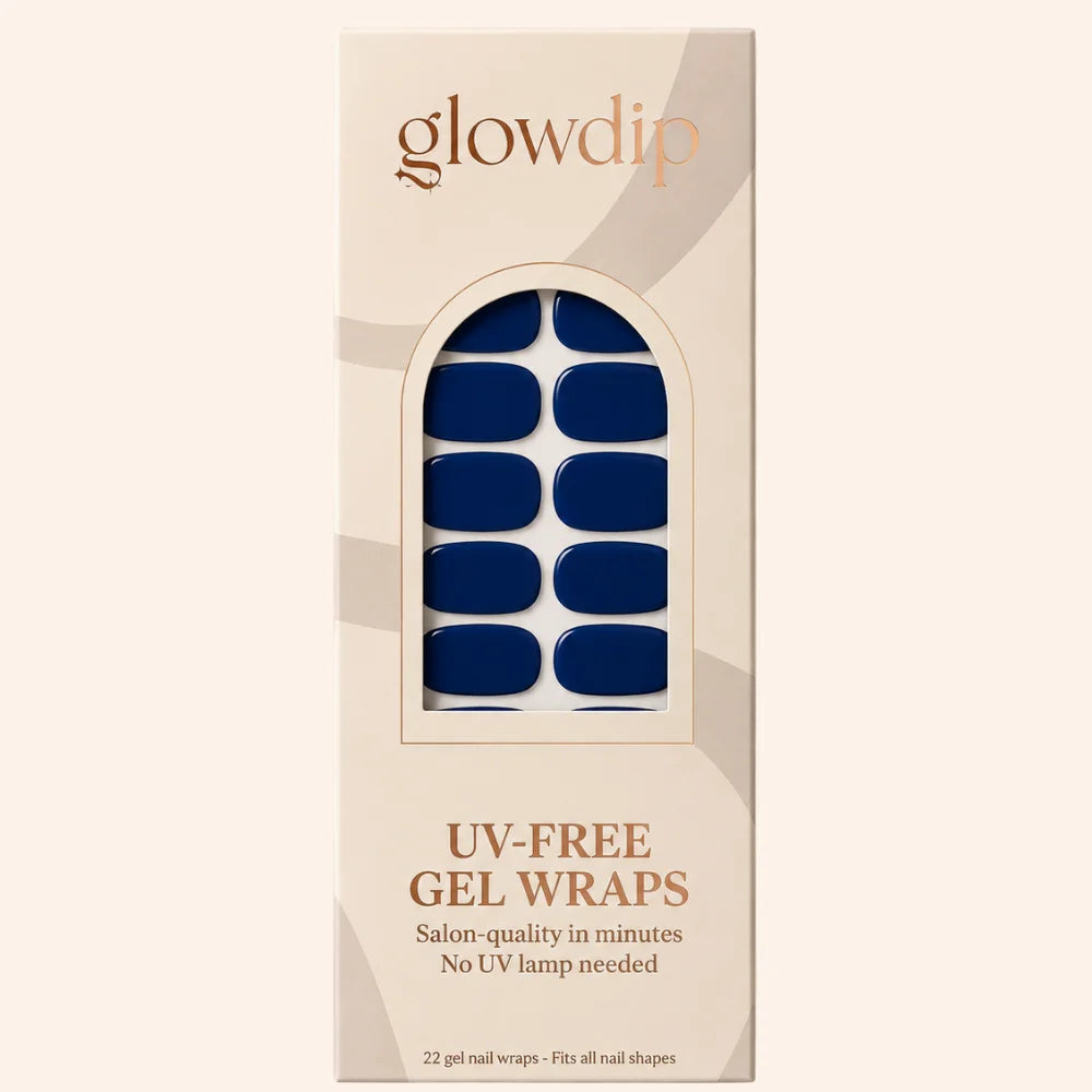 Diep marineblauwe uv-vrije gel nagelwraps in een elegant crèmekleurig doosje van glowdip royal navy gel wrap