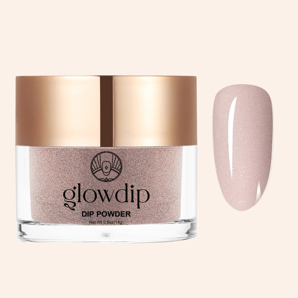 Een glascontainer met een metallic deksel gevuld met glinsterende rosegoud dip poeder van glowdip silk veil dipping powder