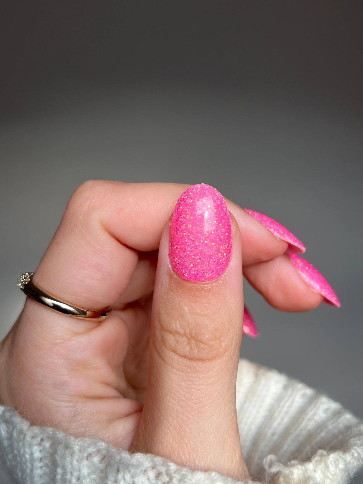 Vibrante roze glitterende Birthday Bling dipping powder op verlengde nagels