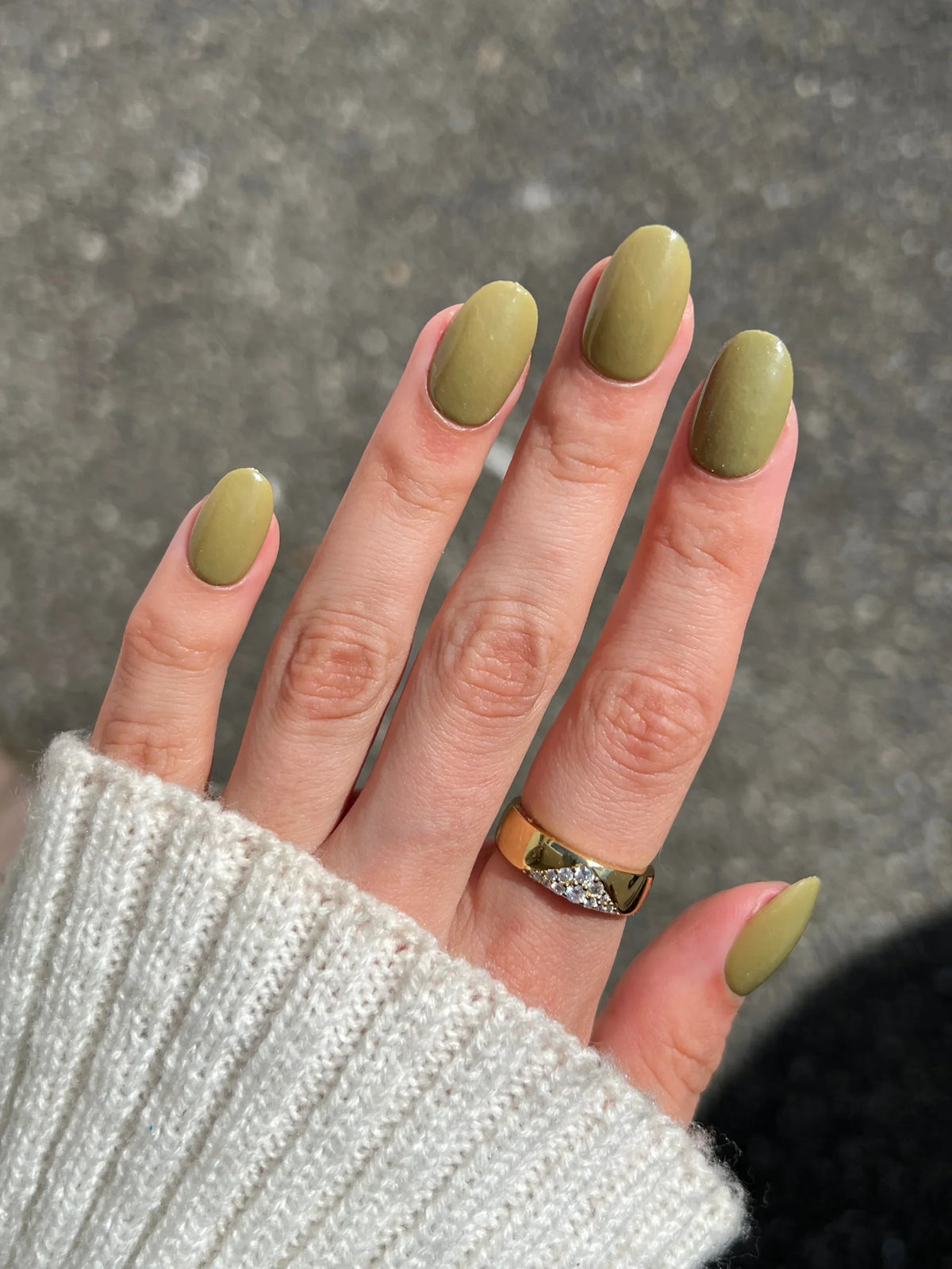 Olivegroene ovale nagels met gladde glanzende afwerking in herfst bundel productlijn