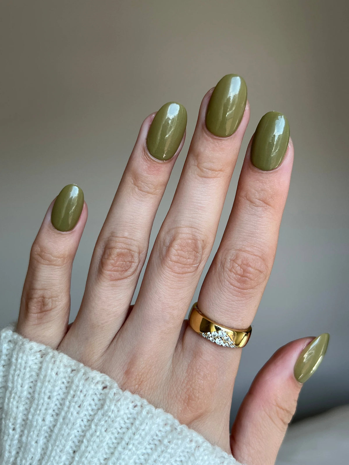 Olijfgroene glanzende Forest Muse dipping powder op netjes verzorgde nagels